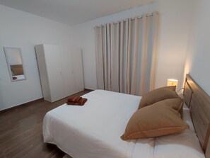 3 chambres, fer et planche à repasser, lit parapluie, Wi-Fi