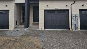Ein modernes Wohngebäude mit zwei Etagen, mit einer beige- und braunfarbenen Fassade, Hausnummer 1098.