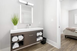 4 bedrooms, iron/ironing board, WiFi, bed sheets