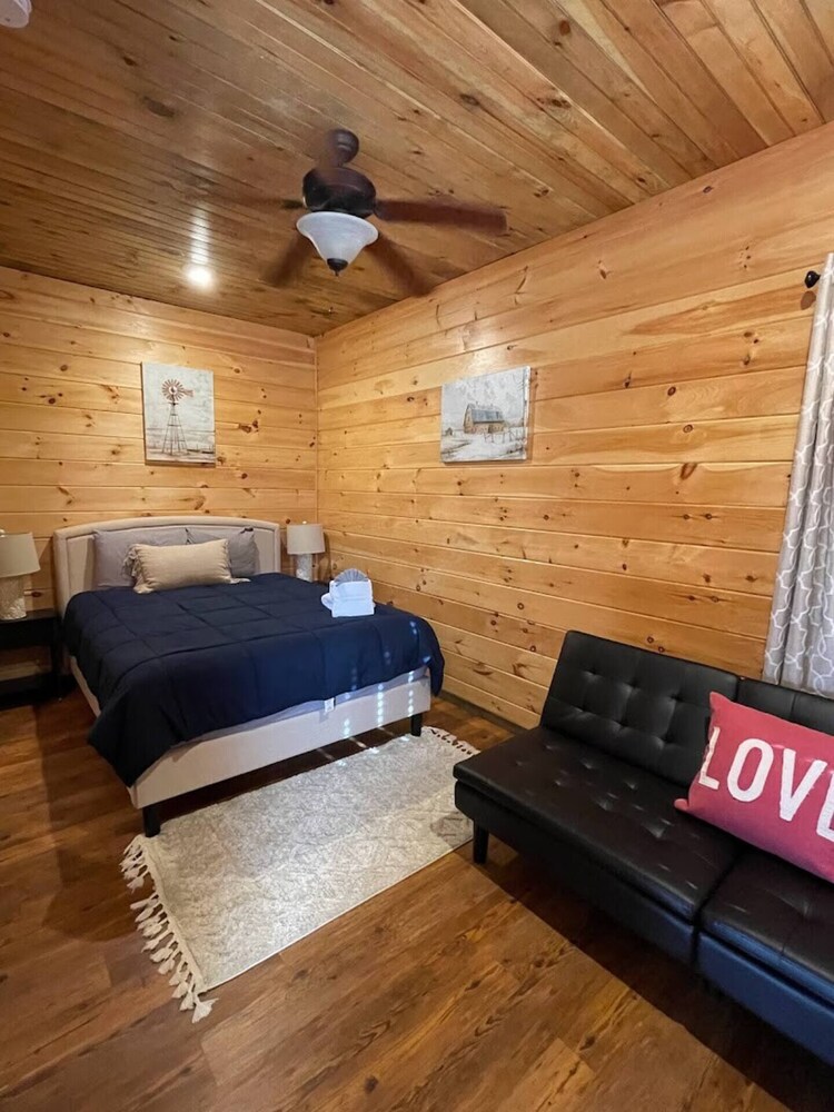 Charming 2bedroom farmhouse in nice Mineral Bluff with AC, WiFi