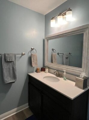 Hair dryer, towels, soap, shampoo - Charming Historic Retreat Home (Vernon)