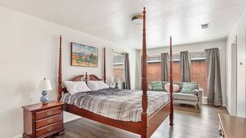 3 makuuhuonetta, työpöytä, silitysrauta/-lauta, Wi-Fi