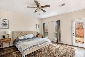 3 bedrooms, desk, iron/ironing board, free WiFi