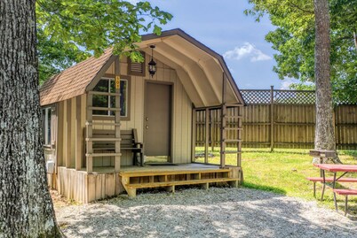 1 Room Camping Cabin - Enjoy a cabin with air conditioning and real beds!