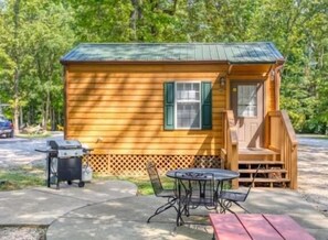 Outdoor dining - Deluxe Cabin (w/ Bathroom) - Deluxe Cabin (w/ Bathroom) Better than a motel! Enjoy camping in comfort! Kitchen with stove top and full size fridge with dishes pots included. Full bathroom with shower. Cable TV DVD player. Gas grill on your own concre (Manchester)