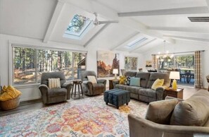 Smart-TV, Kamin, Videospiele, DVD-Player