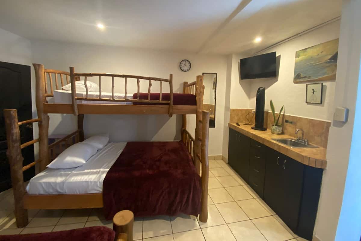 Eenvoudige kamer | Badkamer | Designer toiletartikelen, handdoeken, zeep, shampoo