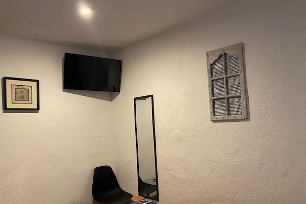 Habitación individual básica | Wifi gratis, decoración personalizada y ropa de cama