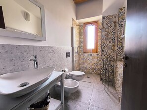 ميني بار ومكتب ومساحة عمل للكمبيوتر المحمول وستائر تعتيم