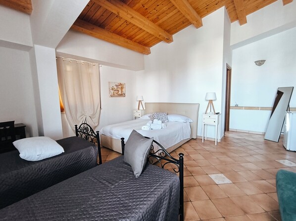 Minibar, escriptori i espai de treball apte per a portàtils 