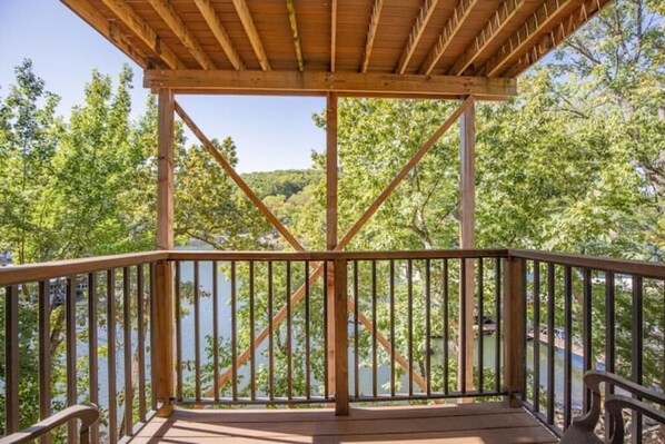 Property grounds - Lakefront Unique Villa/Views 3 Bed 2.5 Bath (Osage Beach)