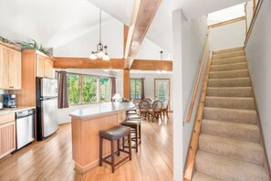 Fridge, microwave, oven, stovetop - Lakefront Unique Villa/Views 3 Bed 2.5 Bath (Osage Beach)