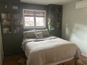 3 bedrooms, desk, iron/ironing board, travel cot - Cozy retreat with fenced in yard—centrally located in the heart of Long Island. (Huntington Station)