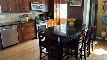 雪櫃、微波爐、焗爐、爐具