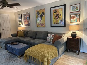 Smart-TV, DVD-spiller, bøker og stereoanlegg