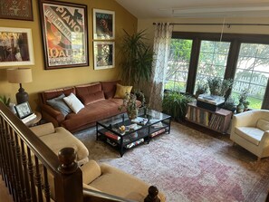 Smart-TV, DVD-spiller, bøker og stereoanlegg