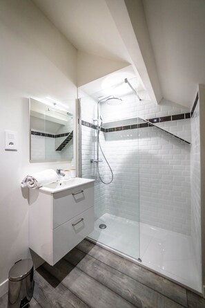 Dusj, hårføner og håndklær