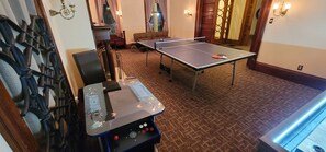 Games room - Don's Welcome Inn - In the Heart of Tremont (Cleveland)