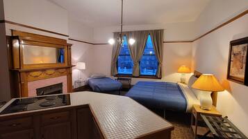 7 bedrooms, desk, iron/ironing board, travel crib