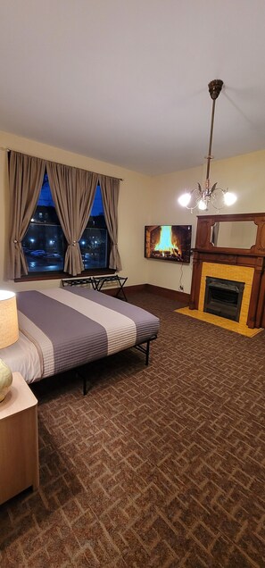 7 bedrooms, desk, iron/ironing board, travel cot - Don's Welcome Inn - In the Heart of Tremont (Cleveland)