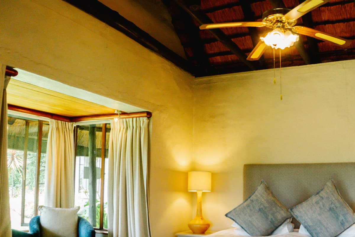 Classic Room, 1 Katil Raja (King), Non Smoking | Peralatan tempat tidur premium, gebar bulu kapas
