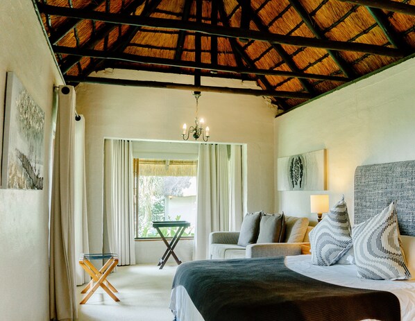 Habitación clásica, 1 cama King size y sofá cama, para no fumadores, vista al jardín | Ropa de cama de alta calidad, edredón y decoración personalizada 