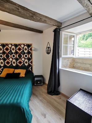 1 bedroom, travel cot, free WiFi, bed sheets - Les Gîtes de La Roche Élie-chez Théophile (ROM)