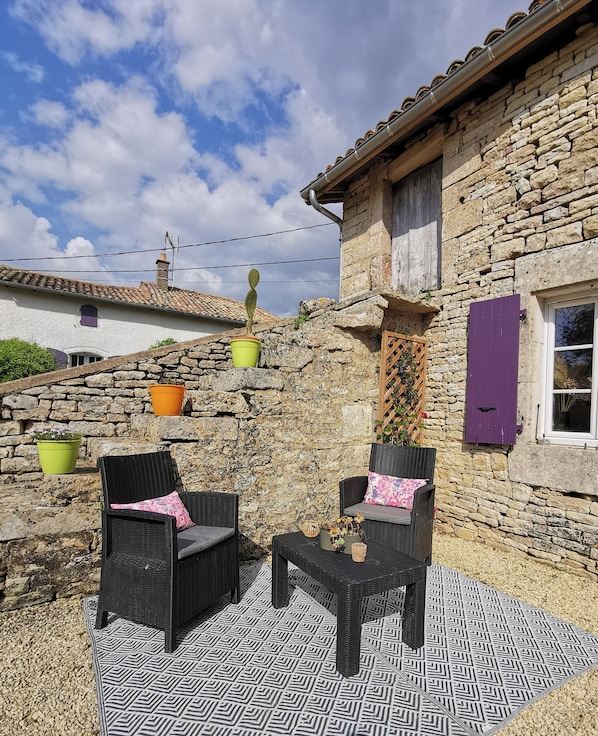 Terrace/patio - Les Gîtes de La Roche Élie-chez Théophile (ROM)