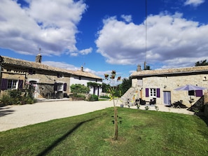 Exterior - Les Gîtes de La Roche Élie-chez Théophile (ROM)