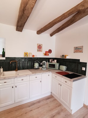Fridge, microwave, stovetop, coffee/tea maker - Les Gîtes de La Roche Élie-chez Théophile (ROM)