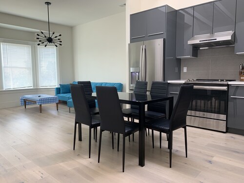 Nice 5-bedroom house with WiFi in Daly City