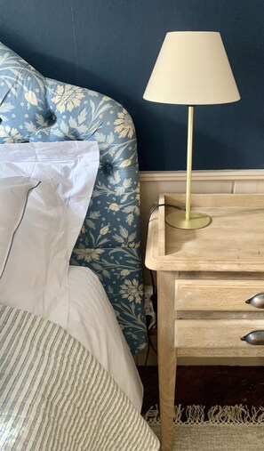 1 habitación, tabla de planchar con plancha y ropa de cama 