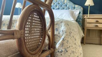 1 habitación, tabla de planchar con plancha y ropa de cama