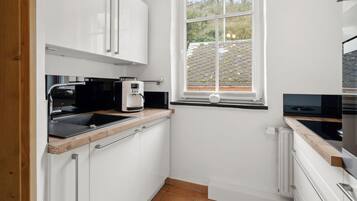 Fridge, stovetop, dishwasher, coffee/tea maker