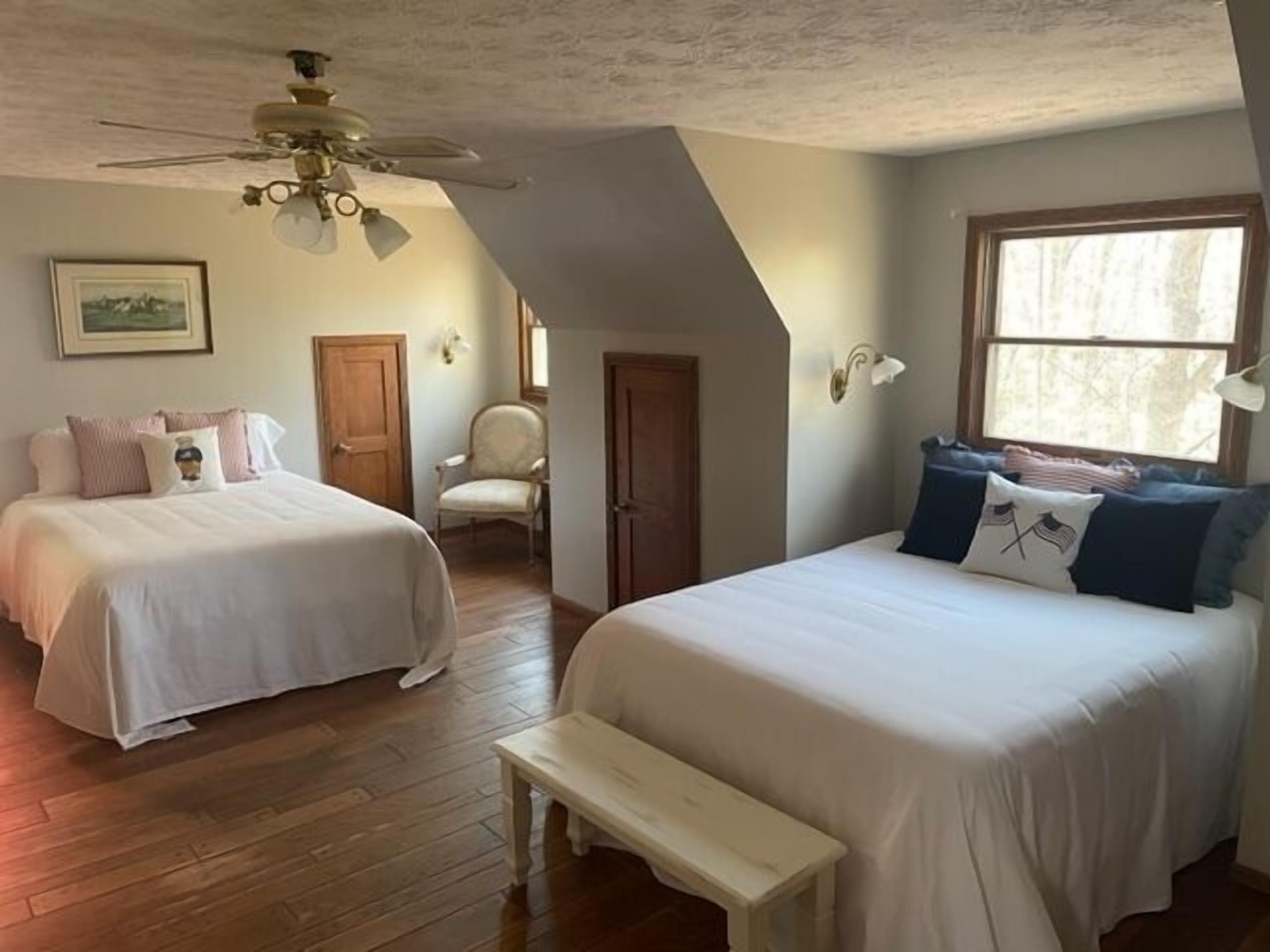 4 bedrooms, desk, iron/ironing board, bed sheets