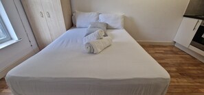 1 dormitorio, tabla de planchar con plancha, wifi y ropa de cama