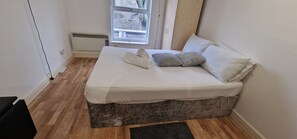 1 dormitorio, tabla de planchar con plancha, wifi y ropa de cama