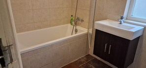 Toalhas de banho, sabonete, papel higiênico 