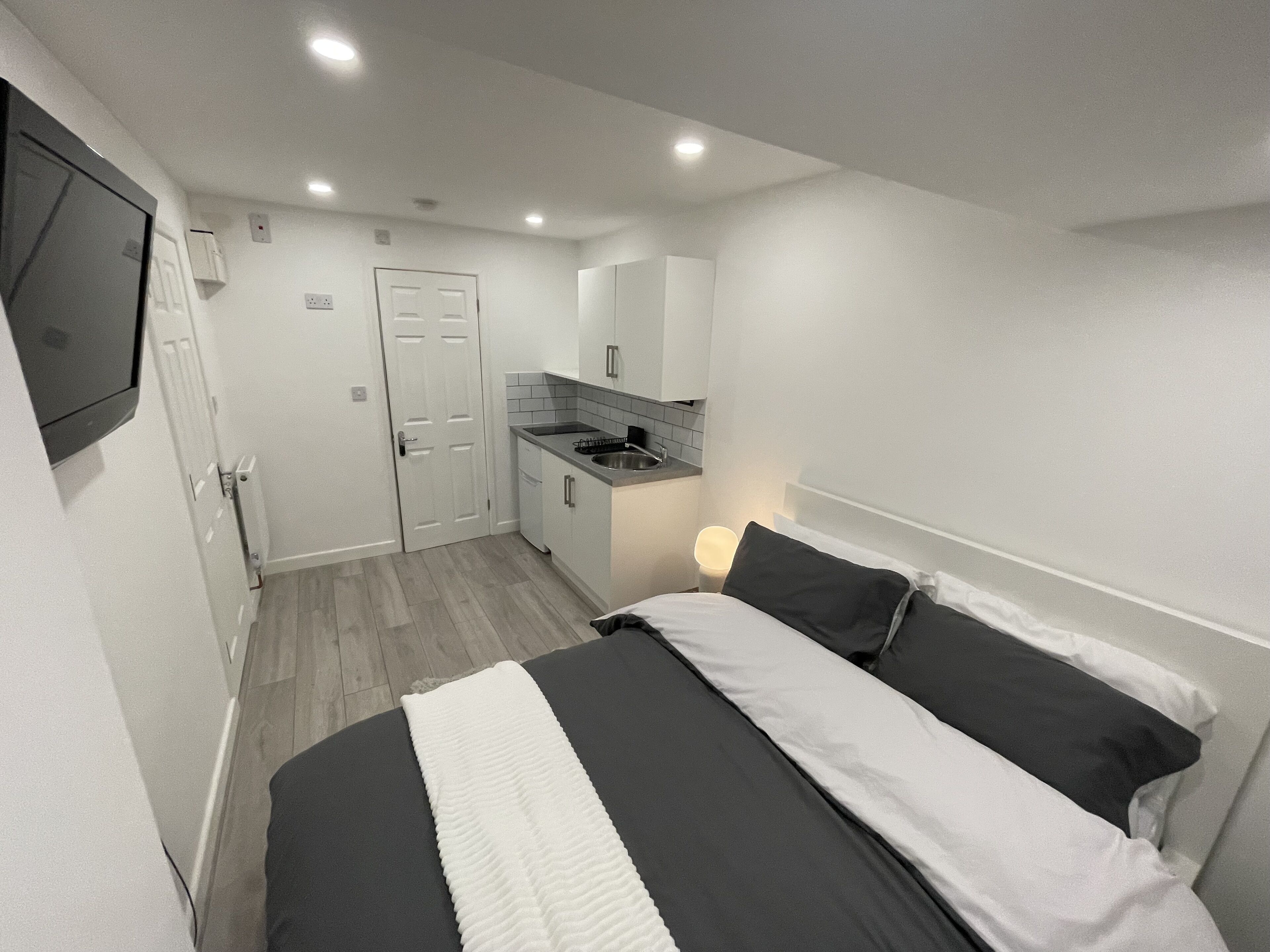 Iron/ironing board, free WiFi, bed sheets