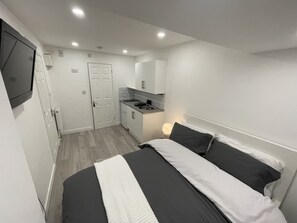 Iron/ironing board, free WiFi, bed sheets