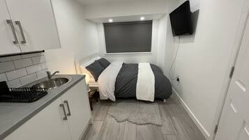 Iron/ironing board, free WiFi, bed sheets