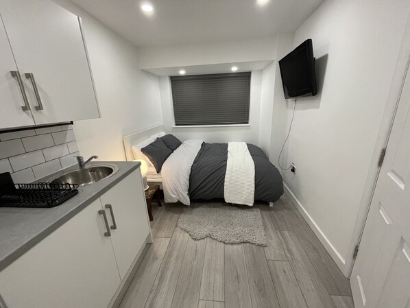 Iron/ironing board, free WiFi, bed sheets