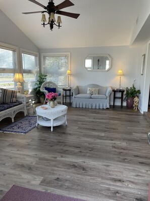 Smart TV, fireplace, video games, DVD player - 4 bed 3 bath Living ,dining ,family rooms for large families with many children (Ocean Pines)