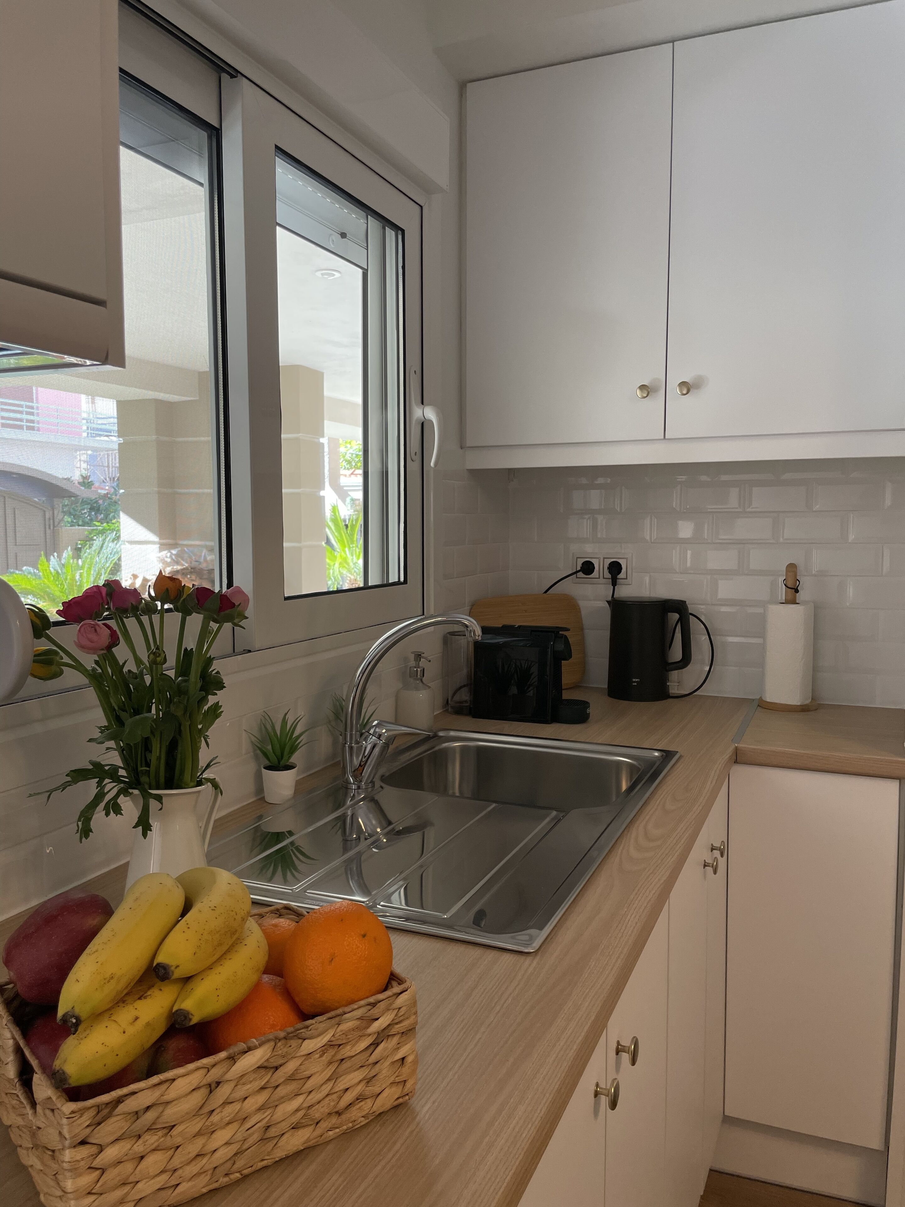 Réfrigérateur, four, cafetière/bouilloire, grille-pain