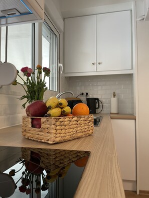 Refrigerador, horno, cafetera/tetera, tostadora