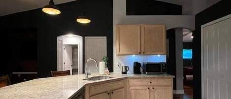 Refrigerador, microondas, horno, placa de cocina