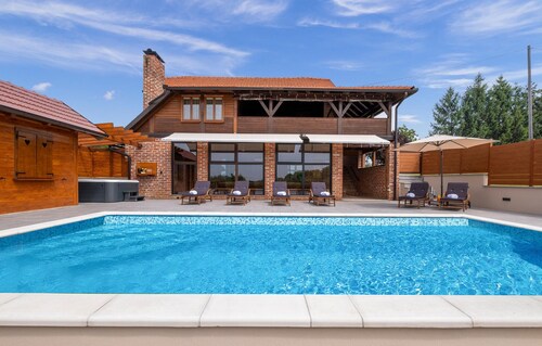 Gorgeous home in Rovisce