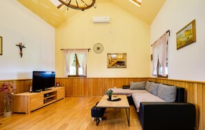 Smart TV, chimenea, estéreo