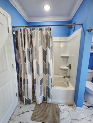 تجهيزات دش، مجففات شعر، مناشف، صابون