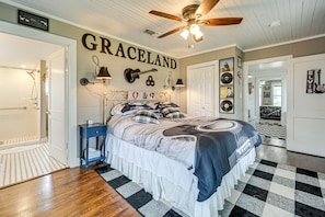 2 bedrooms, iron/ironing board, WiFi, bed sheets - Retro Retreat in Llano w/ Screened Porch! (Llano)